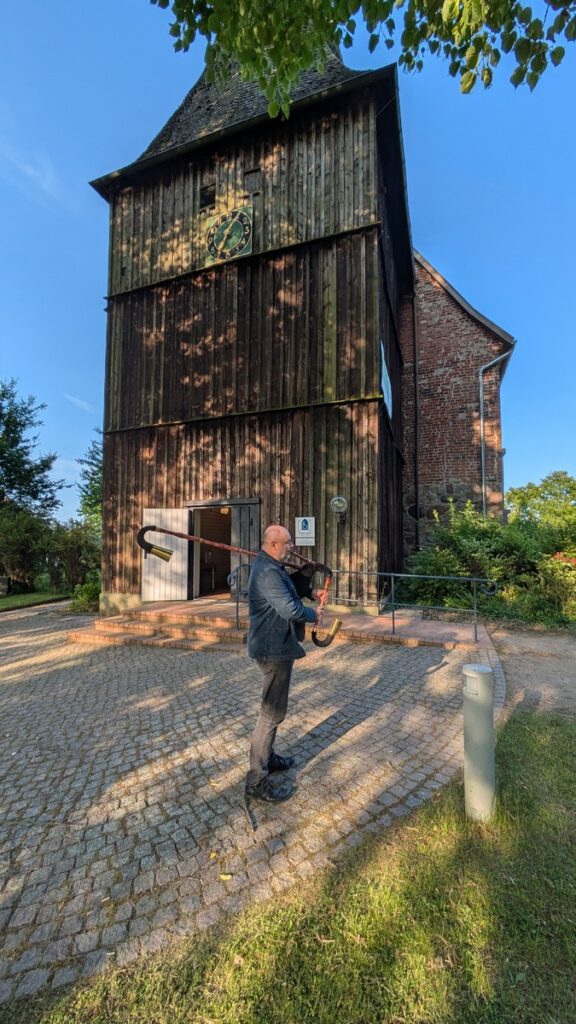 Ralf Gehler vor seinem Konzertauftritt vor der Maria-Magdalenen-Kirche in Mustin @ Verein Miteinander leben e.V.