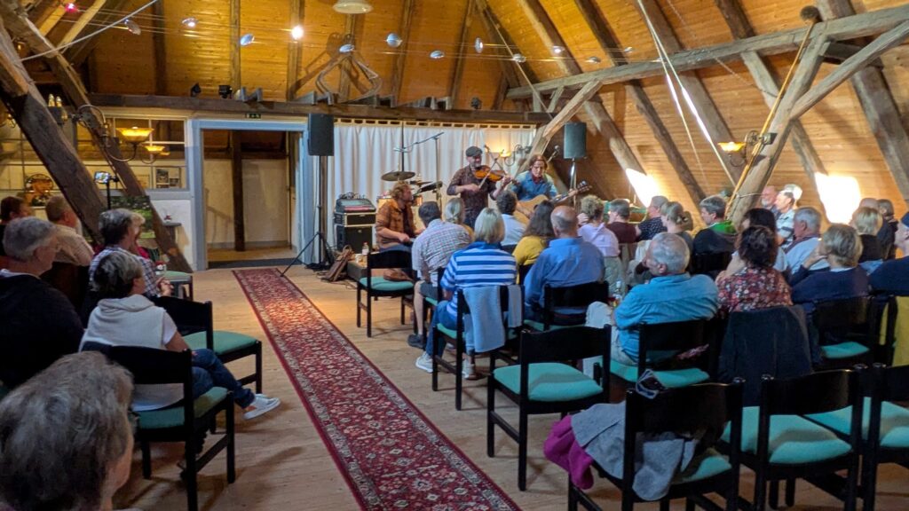 Das dänische Folkrock-Trio 'TUMULT' beim Gastspiel in Fitzen © Verein Miteinander leben e.V.
